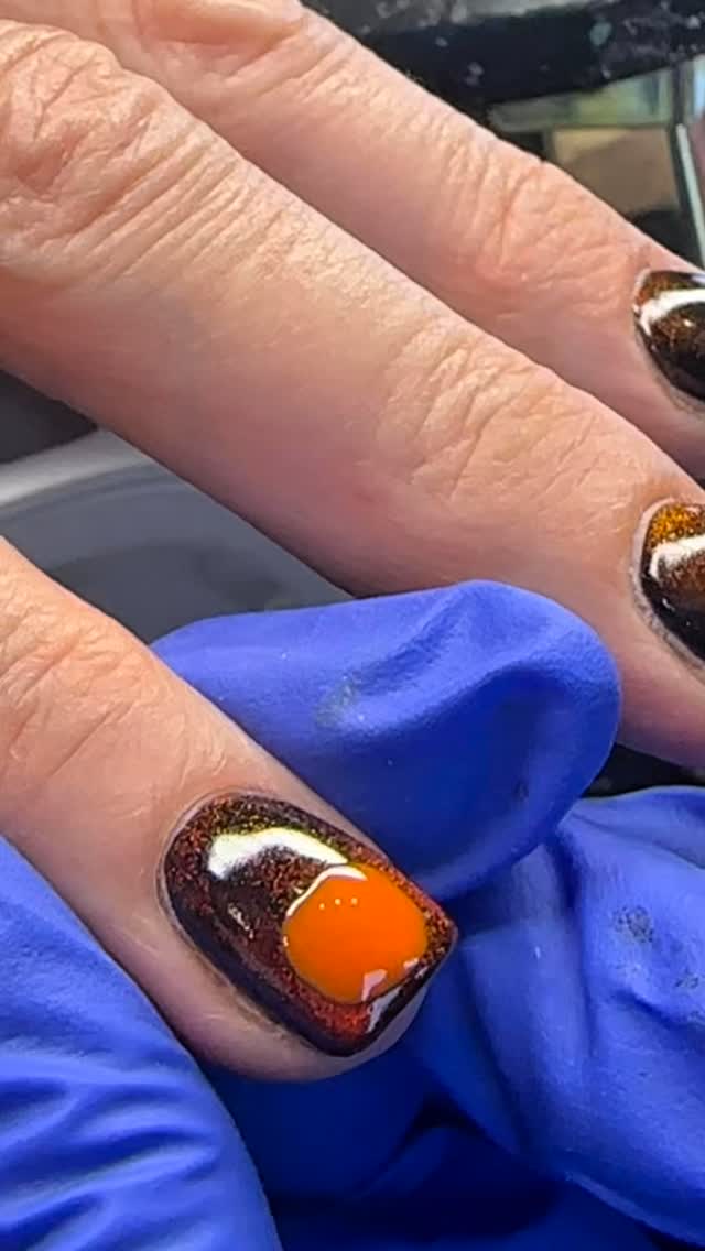 🎃✨ A little peek of me painting a cute Snoopy Halloween set! 🐾👻 @coutureclawshawaii
Using @pla_nails gel colors
#snoopynails #peanutnails #halloweennailart #fallnails #konanails #bigislandnails #konanailsalon #bigislandnailsalon #hawaiinails #coutureclaws