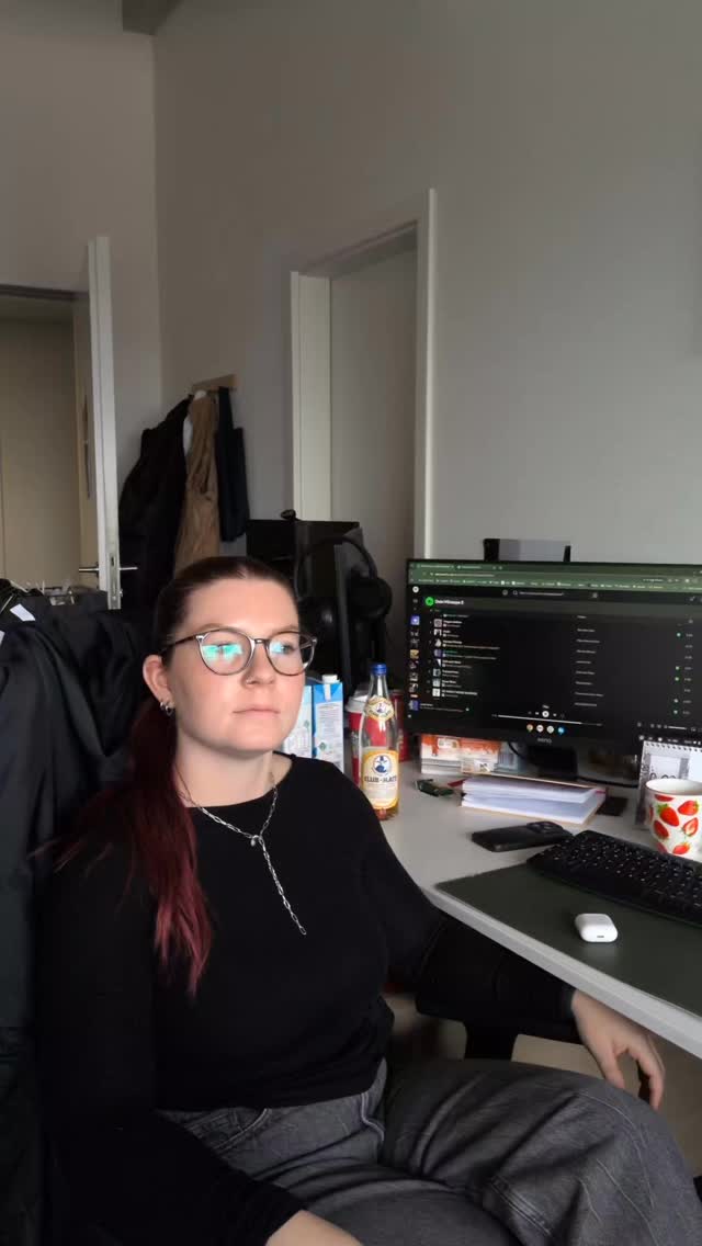 Und dafür bekommen sie noch Geld 💅🏻
#ovgugmbh #ovgu #team #teamwork #office #socialmedia #marketing #fun