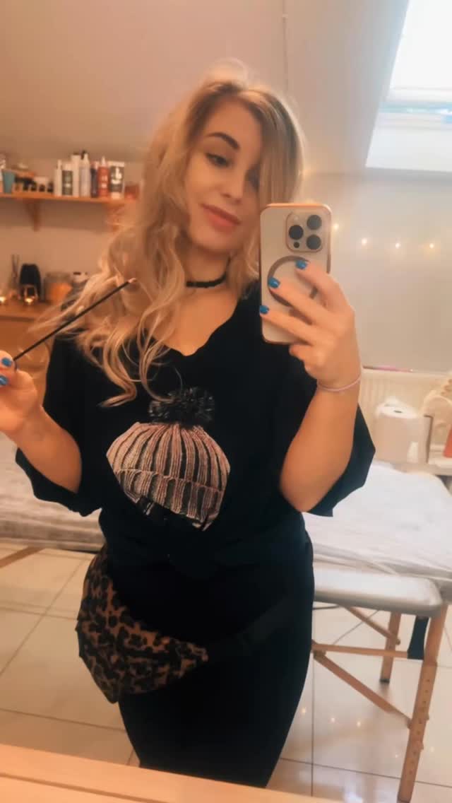 K O B I D O BODY BALANS ☯️
Multiterapia modelująca ciało!
KURS MASAŻU 🍃
📍NIEPOŁOMICE (blisko Krakowa)
👉🏻Modelujesz manualne twarz?
Znasz Kobido i to Ci nie wystarcza?
👉🏻 Twoje klientki pytają o masaż modelujący ciało?
👉🏻 … a może zastanawiasz się czy takie efekty można osiągnąć również działając na ciało?
Otóż można! O to moja propozycja dla Ciebie
ZAPRASZAM NA KURS KOBIDO BODY BALANS🔥
👉🏻 to zaawansowana multiterapia modelująco-wyszczuplająca ciało której efekt zobaczysz już po godzinie pracy!
Jak działa?
✅ Modeluje usuwając widoczny cellulit
✅ SILNIE napina i wygładza skórę
✅ Zagęszcza strukturę skóry
✅ ZAAWANSOWANY Limfodrenaż powłok brzusznych sprawi, że klientka po jednym zabiegu będzie szczuplejsza o kilka cm!
✅ Wyszczuplenie i Wykonturowanie ciała
✅ Silna stymulacja układu trawiennego - aspekt zdrowotny
✅ Skuteczne Wydrenowanie i usunięcie obrzęków z całego ciała! W szczególności z nóg brzucha i talii!
✅ Redukcja bólu i ciężkości nóg oraz wzdęć związanych z nadmiernymi gazami
✅ Przywrócenie prawidłowej pracy układu limfatycznego. BALANS ORGANIZMU
✅ Piękne efekty wizualne i zdrowotne już po 1 zabiegu!
✅ Krótka praca = Piękny Efekt
✅👉🏻 Terapia ma zastosowanie na CAŁE CIAŁO: Brzuch talia pośladki uda łydki ramiona i plecy.
Co dostaniesz w ramach KURSU?
🍃 2 dni intensywnej pracy
🍃małe grupy = 100% uwagi instruktora
🍃pełne wyżywienie - CATERING dla kursantów + bufet z kawą napojami i przekąskami
🍃możliwość nagrywania całości szkolenia
🍃Bogaty, kolorowy skrypt
🍃5% teorii 95% praktyki
🍃rozbudowane techniki modelujące, masaż powięziony i głęboki drenaż limfatyczny JAKIEGO NIE ZNASZ!
🍃 Skuteczne rozprowadzanie tłuszczu podskórnego
🍃praca na modelkach w różnym wieku
🍃Szybko i zrozumiale opanujesz materiał
🍃CERTYFIKAT uprawniający do założenia działalności gospodarczej w tym kierunku lub samodzielną pracę jako terapeuta manualny.
I wiele więcej!
▪HARMONOGRAM KURSÓW w BIO
💭 Masz pytania lub chcesz zapisać się na kurs?
WYŚLIJ WIADOMOŚĆ📩 lub zadzwoń do nas 📲
Kontakt
📲 451 060 072
👩🏼💻 studiobalans-niepolomice.pl/szkolenia
📍 Ul. 3 Maja 13 Niepołomice
❗️Nr rejestru Instytucji Szkoleniowej : 2.12/00050/2024