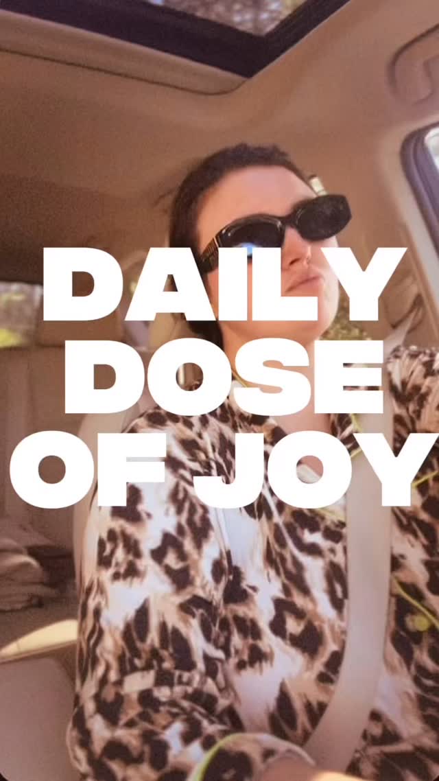Joy is medicine. Here’s your daily dose. These are so fun to record & edit. And also watch back and dance along with myself LOL. #chronicallyfabulous #romanticizeyourlife #carpoolkaraoke #inmysundays #guccisunglasses #oldnavy @inmysundays @oldnavy
