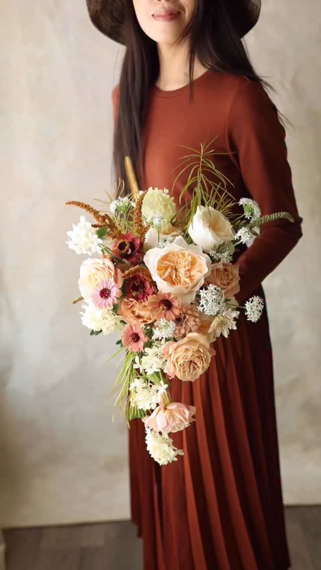 Fall cascading bouquet with garden roses 🍂 Creating a cascading bouquet is fun, though it can feel a bit more challenging than making a regular bouquet, and I’ve felt the same way too 🙂
When working with natural stems (without foam), flowers often shift downward as you add more, and you might end up adding extra flowers to get the shape you envisioned, which can make the bouquet heavier or larger.
Using a small piece of chicken wire, a cage, or a small nest made from natural materials can help prevent that, but I like to use sturdy greenery instead 😊 For this bouquet, I used a bunch of short stems of boxwood as a base to support the flowers and keep them in position.
Flower list
* Garden roses
* Zinnias
* Chive flowers
* Amaranthus
* Small hydrangeas
* Amsonia greenery
* Grass
* Boxwood
Floral tool
* StemSlider bouquet too
.
.
.
.
.
#stemslider #stemsliderbouquet #flowertool #floraltools #bouquetofflowers #flowerbouquets #sustainablefloristry #weddingbouquets #flowerbouquet #cascading #cascadingbouquet
