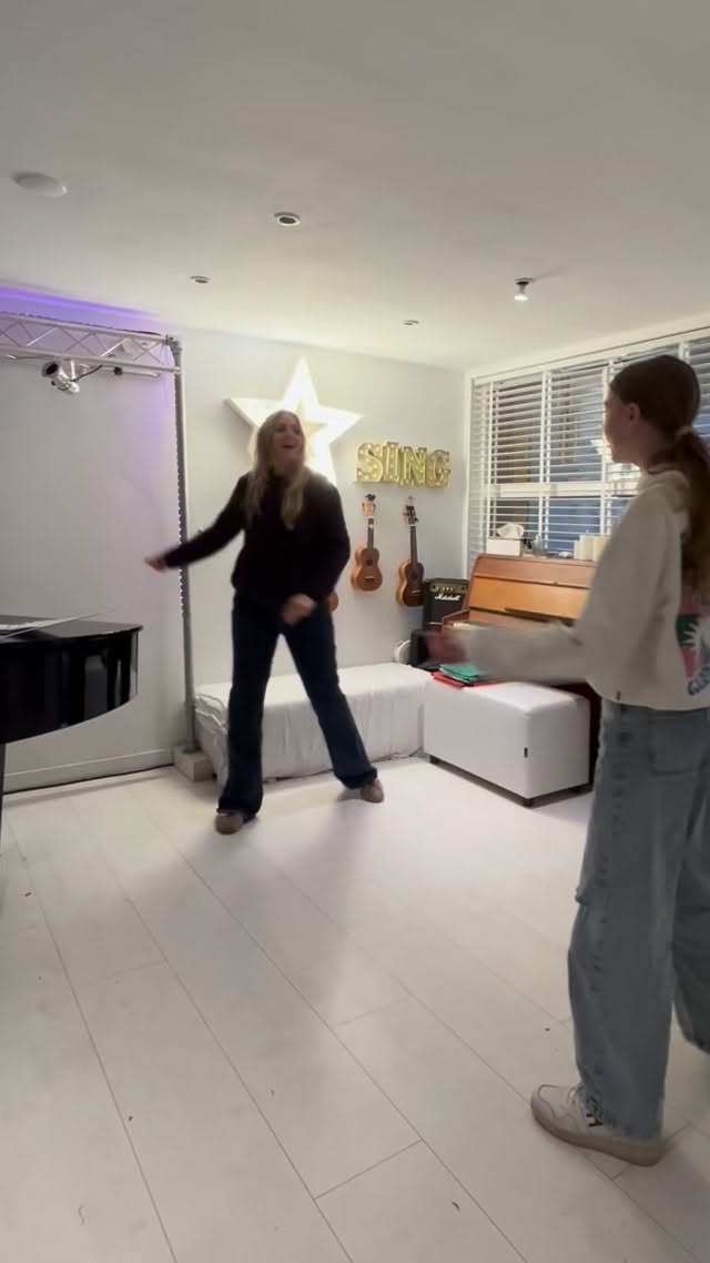 #Inzingen ๐ถ #Riffjes oefenen
๐๐บ Hoe meer je beweegt, hoe vrijer je stem klinkt. #stemopwarmen #feelthebeat #vocalwarmup #vocalworkout #souplesse #riffjes #lesgeven #dezingstudio #zangles