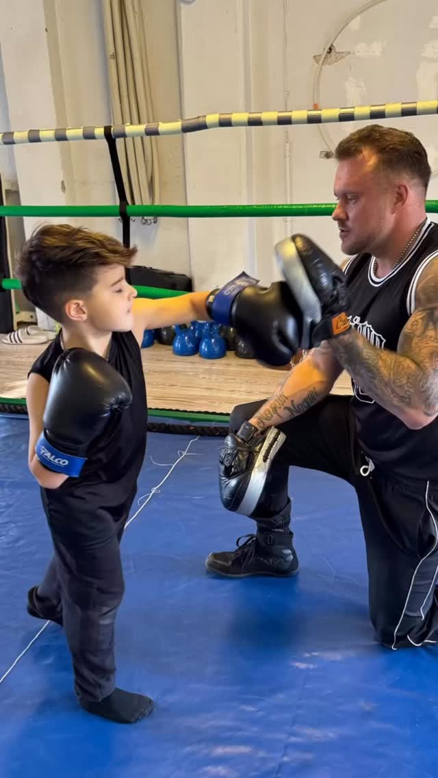 Minkä nuorena oppii sen vanhana taitaa! 🙂
Tänään Dani 7v otti ensiaskeleet kohti nyrkkeilyä🙂
Meillä Vuorentaustan Voimassa yksityistunnit kaikenikäisille! Kysy Lisää!
Meidät löytää:
Facebook: Vuorentaustan Voima
Ig: Vuvoboxing
Harri/0407218695
harrikulojarvi@gmail.com