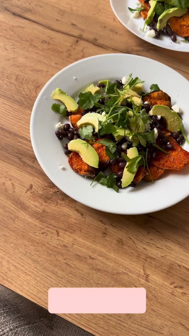 Fibre fuelled lunch…
To keep blood sugar levels stable, hormones balanced and energy levels high.
When your energy and hormones feel balanced, you make calmer choices - and your body thanks you ✨
#bloodsugarbalance #holisticnutrition #gutmicrobiome #calmenergy #balancedplate