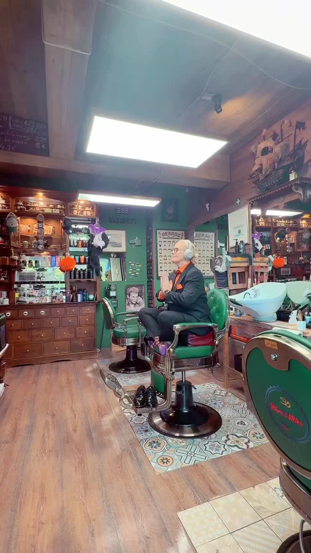 „Ich meditiere nicht, um erleuchtet zu werden – ich will nur kurz meine Gedanken parken, bevor sie wieder hupen.“ 😄🧘♀️#barbershop