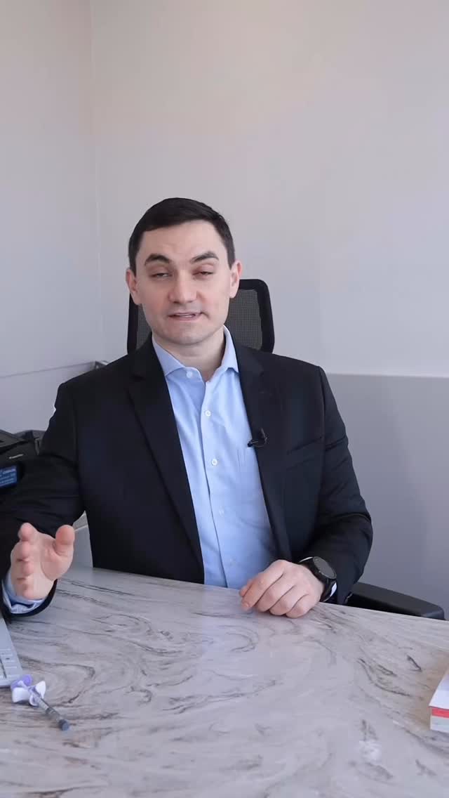 Você percebe que sua voz mudou com o tempo, mas você continua com o mesmo espírito jovem.
E sim, existem formas de rejuvenescer a voz também.
Com o passar dos anos, as pregas vocais podem ficar mais arqueadas e atrofiadas, o que faz a voz perder força e projeção. O preenchimento com ácido hialurônico é uma das opções para devolver esse volume e a vibração natural das pregas, fazendo com que a voz volte a soar firme e cheia, como antes.
Se você sente que sua voz envelheceu, mas quer recuperá-la, agende uma consulta ou envie uma mensagem para conversarmos sobre o tratamento.