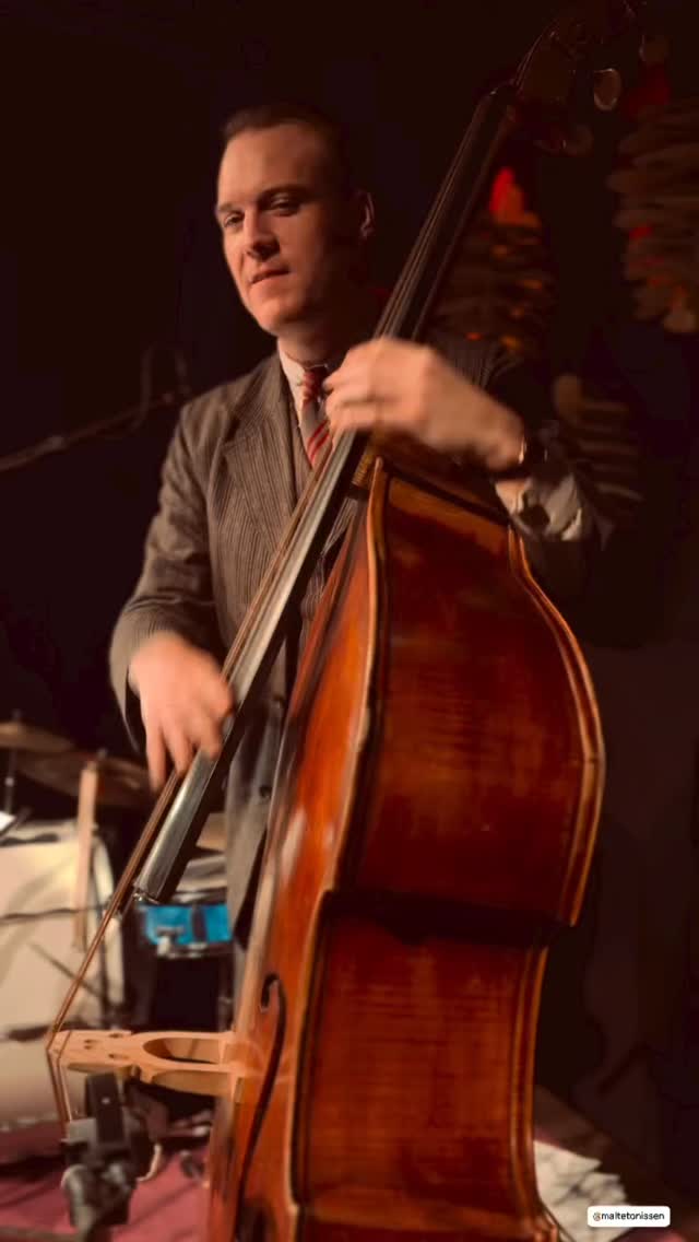 Adaption of Earl Hines’ 1932 version of Blue Drag, I arranged for The Big Five, performed last weekend at Malmö Jumpin’ Fall.
Listen to Laurin Habert‘s beautiful interpretation of the clarinet part! You can hear him also soloing on the baritone sax here! 😀
This arrangement is also a great example of a syncopated single slap 4 beat bass groove.
I play here in the style of Earl Hines’ bassist Quinn Wilson.
Captured by @swing.outs
@schuhbert
@thebigfivejazzberlin
@catscornermalmo
#slapdoublebass #swing #hotjazz #clarinet #malmö #doublebass #1930s #vintagefashion, #slapbass #stringbass #gutstringbass #oldtimes #vintage #30sfashion #music #bass #jazz #jazzmusic #thebigfivejazzberlin #dance #rhythm