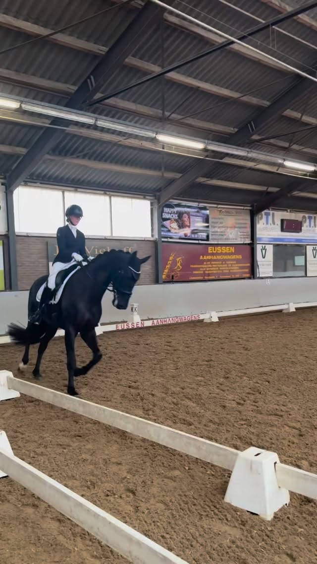 Winner winner chicken dinner 🐔🔥
Onze allereerste selectie ooit in het L2 met Royal… en meteen 75,8% en de winst! 🥇
Een super fijn gevoel tijdens de proef! wat een paard😍