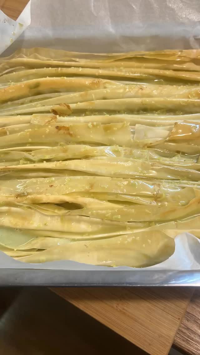 El baklava de pistacho pidió pista… y nosotros le pusimos música 💃
Dulce, crujiente y 100% irresistible.
The Fucking Catering: sabor que se baila.
#TheFuckingCatering #BaklavaVibes #PistachoLovers #CateringConEstilo
