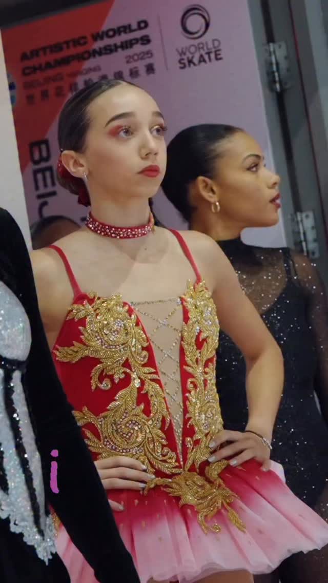 Incredible debut from the incredibly young star. @madalena_costa1 🛼🙌💯 #worlds2025 #pattinaggioartistico #skater #rollerskating #figureskater #idol #teenstar #skatingchamp