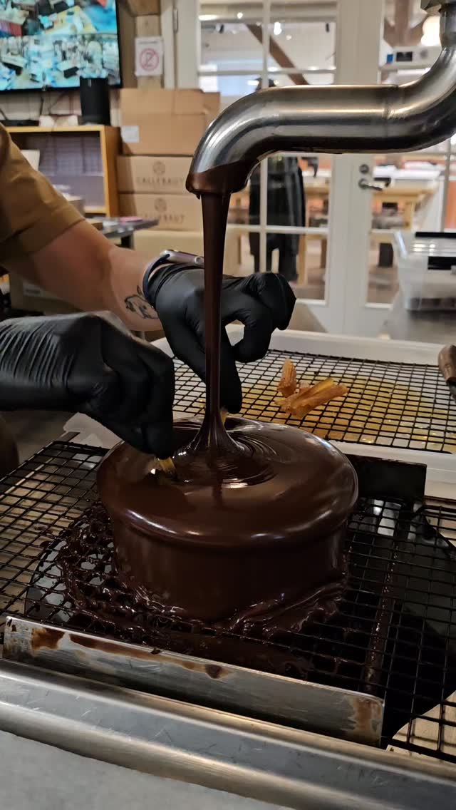 Orangettes in the making. Nam! We also make a version with canded lemon and another one with canded ginger. Covered with our 70% dark chocolate, they are also vegan. #billnäsinruukki #billnäschocolate #billnäschokolatefactory #visitraasepori #visitfiskars #fiskarsvillage #karis #ekenäs