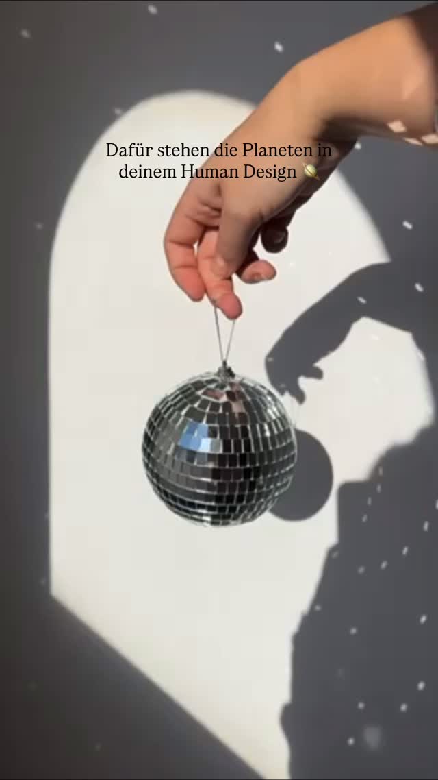 Die Planeten bestimmen, welche Tore in deinem Chart definiert sind, und geben ihnen jeweils eine besondere „Färbung“.
Sie erzählen die Geschichte deiner Themen, Lektionen und Potenziale – und sind der Schlüssel, um die Energie deiner Tore wirklich zu verstehen. 🪐
Denn ein Tor, das zB von der Sonne aktiviert wird, trägt eine völlig andere Energie, als wenn es durch Venus, Merkur oder Pluto definiert wird.
Die Planeten geben deinen Toren den Rahmen, den Ton, die Richtung – sie spezifizieren sie.
Wenn du verstehst, wie deine Tore mit der Färbung der Planeten (und allem anderen) zusammenspielen, entfaltet sich das größere Bild deines Designs.
Denn alles ist miteinander verbunden.
Es sind nicht die einzelnen Aspekte, sondern das Mosaik, das sie gemeinsam formen, das dich ausmacht.
Und genau dieses zeige ich dir in meinen Readings und Mentoring Sessions. Ich setze dein Chart für dich zusammen, übersetze es in klare Worte und zeige dir, wie du dieses Wissen in deinem Alltag wirklich leben kannst.
Keine Theorie, sondern Aha-Momente, die dich weiterbringen.
Kommentiere gerne ‚Session‘ für mehr (unverbindliche) Infos. 🌝
______________________________________
HUMAN DESIGN
HEILSTEINE
SELBSTAKZEPTANZ
SELBSTLIEBE
MENTORING
#humandesignmentoring #humandesigndeutschland #planeten #persönlichkeitsentwicklung #selbstvertrauen #selbstliebe #sichselbstfinden