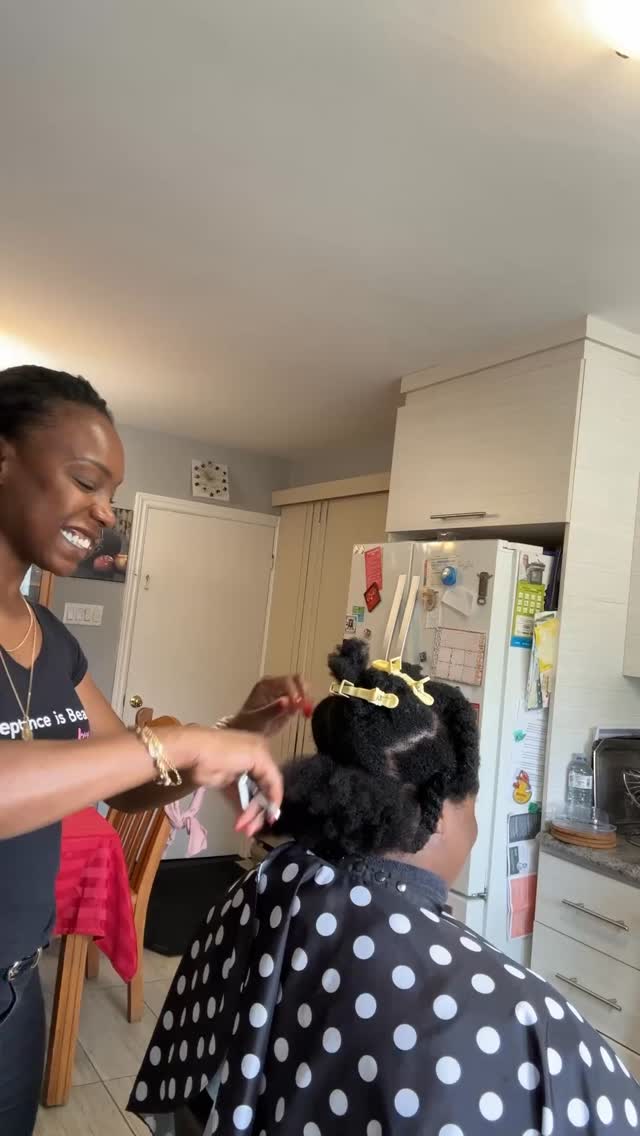 🌿 3 Reasons to Trim Your Hair 🌿
1️⃣ Say goodbye to split ends and hello to healthier strands.
2️⃣ Keep your hair strong so it can truly thrive and grow.
3️⃣ Refresh your shape and bring back that natural, effortless beauty.
A simple trim is an act of self-care — your hair deserves that love. 💛 click on link in bio to request your appointment.
.
.
#coilyhair #naturalhairstylist #ottawanaturalhair #mobilehairstylist #curlyhair #texturedhair
#FrizéFrizé #HealthyHairJourney #NaturalHairCare