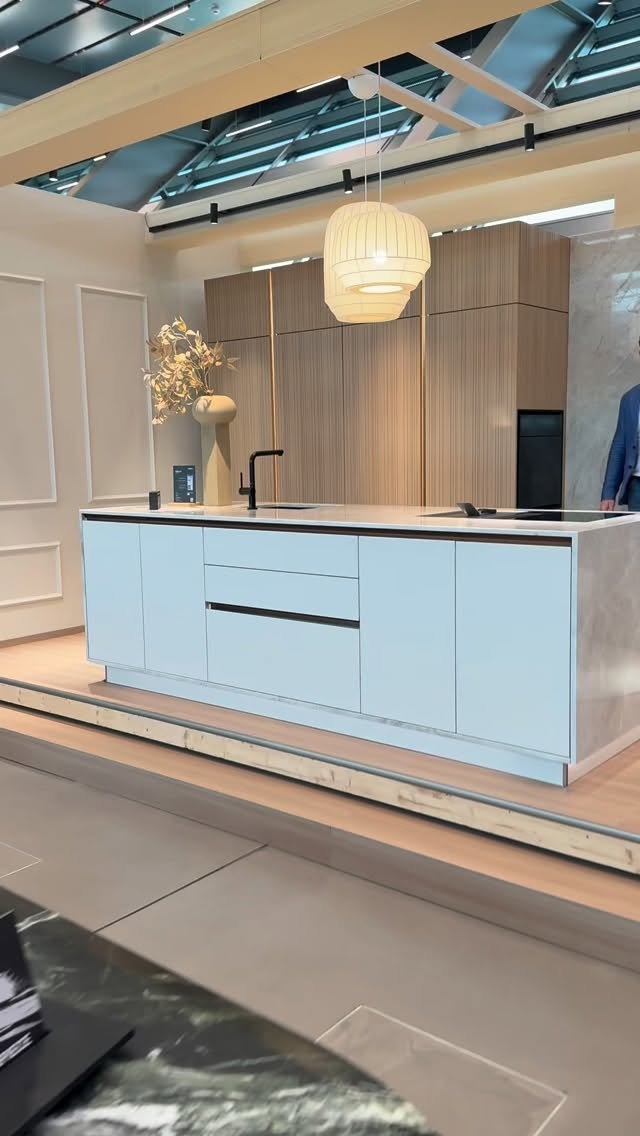 Ruhige Linien, durchdachtes Design
Diese Küchenplanung zeigt, wie elegant eine klare Optik wirken kann – ganz ohne Backofen in der Hochschrankseite.
Der Backofen ist seitlich auf Arbeitsplattenhöhe integriert – praktisch, ergonomisch und mit harmonischem Gesamtbild.
#küchendesign #küchenplanung #interiordesign #küchenideen #modernliving #kücheninspo #küchenliebe #küchenhaus_friedt #eppingen #kraichgau #sinsheim #bretten #bruchsal #karlsruhe #küche #bora #backofen #küchentrends #kücheninspo #küchen #interior