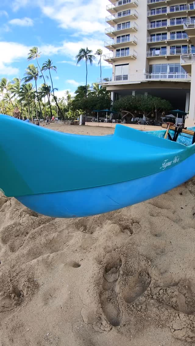 Great technique from a great crew. #kapuawaaexperiences #waikiki #diamondhead #outrigger #paddle