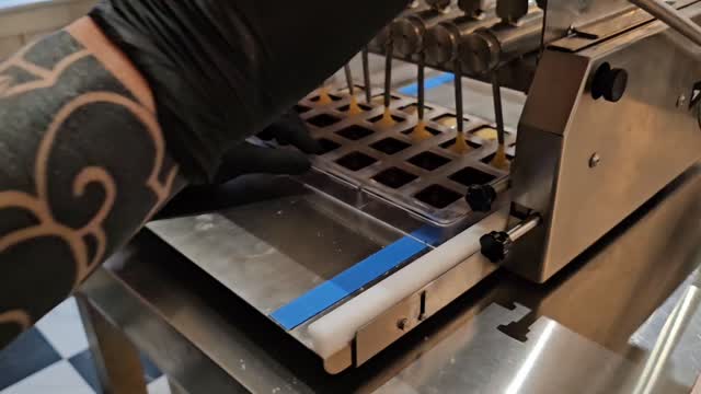 This is how we fill our chocolate bonbons. This one is our 70% dark chocolate with a Champagne ganache filling. #billnäschocolatefactory #billnäschocolate #visitraasepori #billnäsinruukki #visitfiskars #visitraasepori #suklaakonvehti #suklaakonvehdit