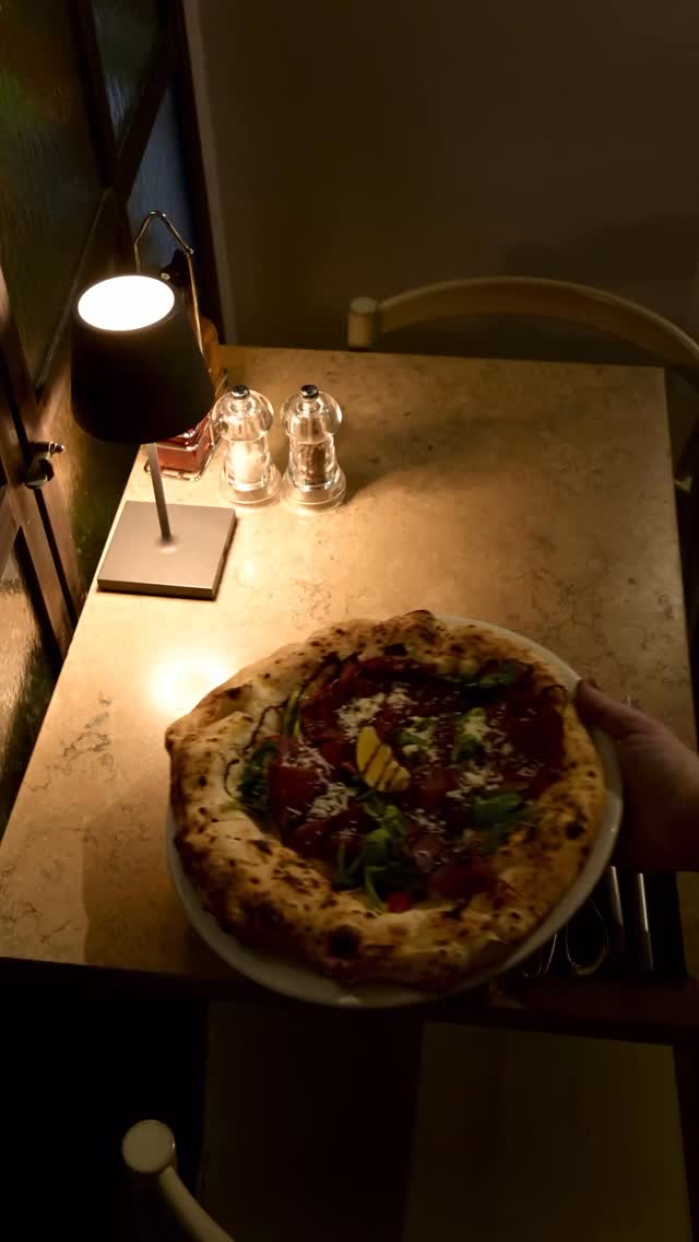 🍕 Wie sehr liebt ihr unsere Pizza – auf einer Skala von „lecker“ bis „ich könnte jeden Tag eine essen“? 😋
Knuspriger Boden, cremiger Käse, frische Zutaten & dieser Duft aus dem Ofen… da fällt Widersetzen schwer.
Also, ehrlich – wie groß ist eure Pizza-Liebe? ❤️🔥
#capvin #pizzalove #pizzalovers #foodcrush #vinoetime