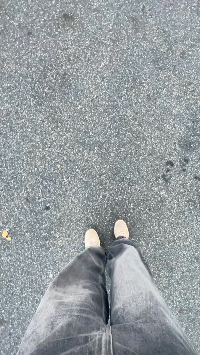 Du besuchst bald deinen ersten Kurs bei SPIN-UP? Dann ist dieses Video für dich!
🏢 Das Gebäude der Vidmarhallen ist gross (wir wissen’s 🙈). Aber keine Sorge: Wir zeigen dir den einfachsten Weg zu uns!
Starte beim Eingang 1 gegenüber vom Spar, nimm die Treppe oder den Aufzug in den 3. Stock, und schon bist du da.
Unser Logo siehst du übrigens schon von draussen am Fenster. Du kannst uns also kaum übersehen 😉
🎥 In diesem Video zeigen wir dir, wie du sicher den Weg zu deinem neuen Happy Place findest!