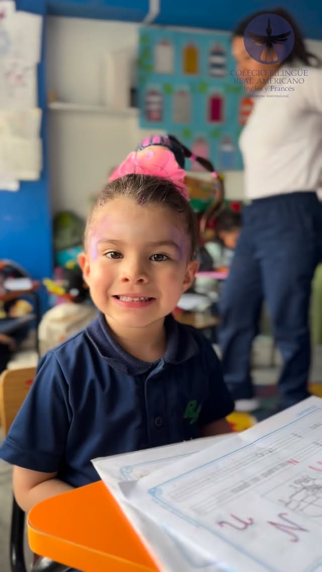 💥 ¡Creatividad al máximo!
Un día donde el cabello fue el protagonista con los peinados más locos, coloridos y divertidos 💇♀️✨
Porque aprender también es dejar volar la imaginación 💜
#DíaDeLosPeinadosLocos #CreatividadSinLímites #DiversiónEnElCole