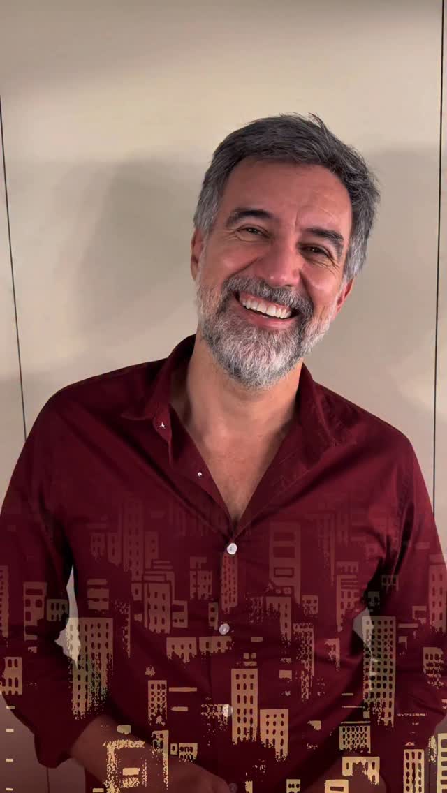 ✨ Ontem tivemos a participação especial do grande amigo e ator Charles Fricks! @charlesfricks
Com o coração alegre, Charles falou sobre a alegria de ver o teatro cheio e de assistir a um espetáculo que trata de um tema tão sério de forma leve, bem humorada e profundamente respeitosa. 🎭
É emocionante ver como Limítrofe vem tocando o público e os nossos convidados noite após noite.
Gratidão, Charles, por estar com a gente nessa caminhada! 💛
🎭LIMÍTROFE — ÚLTIMAS SEMANAS
🗓️ Até 26 de outubro
⏰ Qui a sáb | 19h — Dom | 18h
📍 Teatro Dulcina – RJ (ao lado do Metrô Cinelândia)
🎟️ Ingressos no Sympla (link na bio) ou no app Meu Vivo para clientes Vivo Valoriza.
💜 50% de desconto para Clientes Vivo.