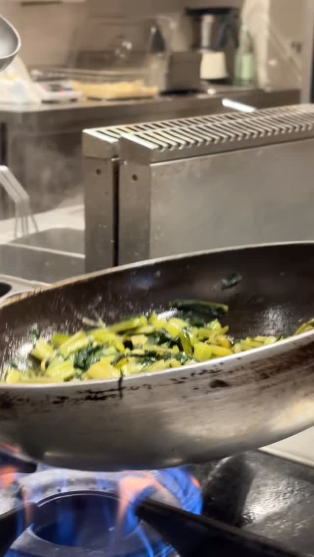 🔥 Dal taglio del salmone alla cottura delle verdure, fino all’ultimo tocco sul piatto: ogni passaggio conta.
👨🍳 In cucina, Rocco e la sua brigata lavorano con precisione e passione per trasformare ingredienti semplici in qualcosa che sa di buono, davvero.
🍽️ Perché dietro ogni piatto c’è una storia — fatta di gesti, tempo e tanto amore per la cucina.
📞Per info e prenotazioni: +39 333 991 8226
📍Ti aspettiamo in via Ferrini 86, Samarate
#roccoincucina #ristorantesamarate #dietrolequinte #salmone #verdurediStagione #cucinaconpassione #foodreel #piattidellacasa #artigianalità #saporidicasa