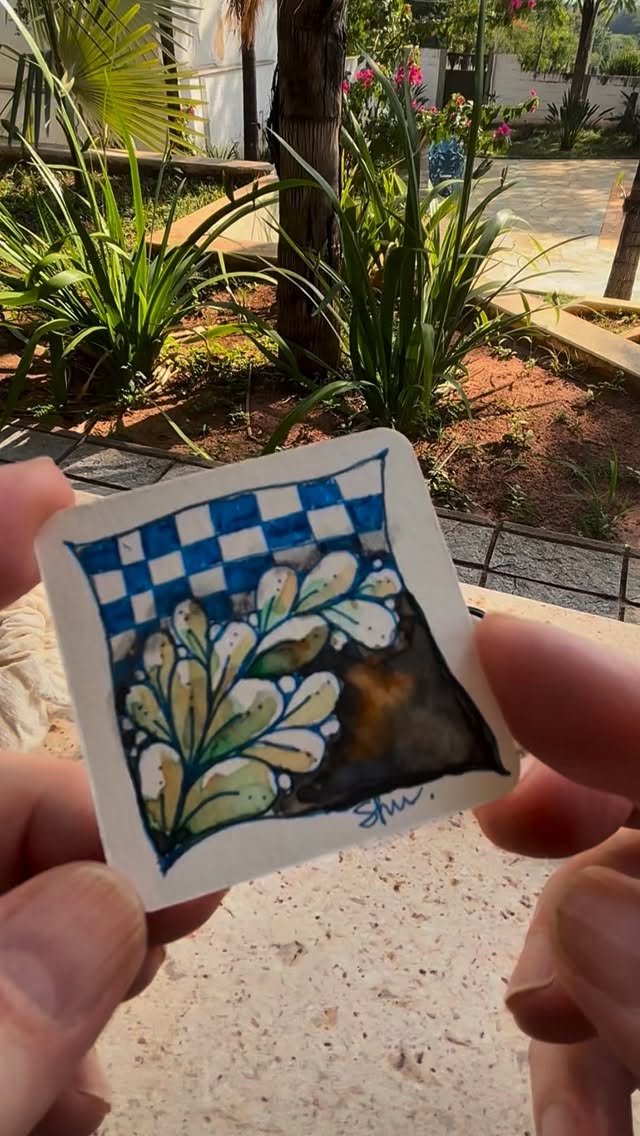 Pintando ao ar livre…
Pintar ao ar livre é uma forma de recarregar as energias.
Entre cores, vento e pássaros, tudo vira inspiração.
Esses pequenos momentos de arte são puro relaxamento, um encontro com a calma, a leveza e a alegria de simplesmente estar.
Também são momentos de inspiração onde tudo se renova e a criatividade floresce!
Salve este vídeo para lembrar de respirar, ou compartilhe com quem precisa de um momento de paz e inspiração!
#arte #zentangle #artebrasileira #artecontemporanea #artequeinspira