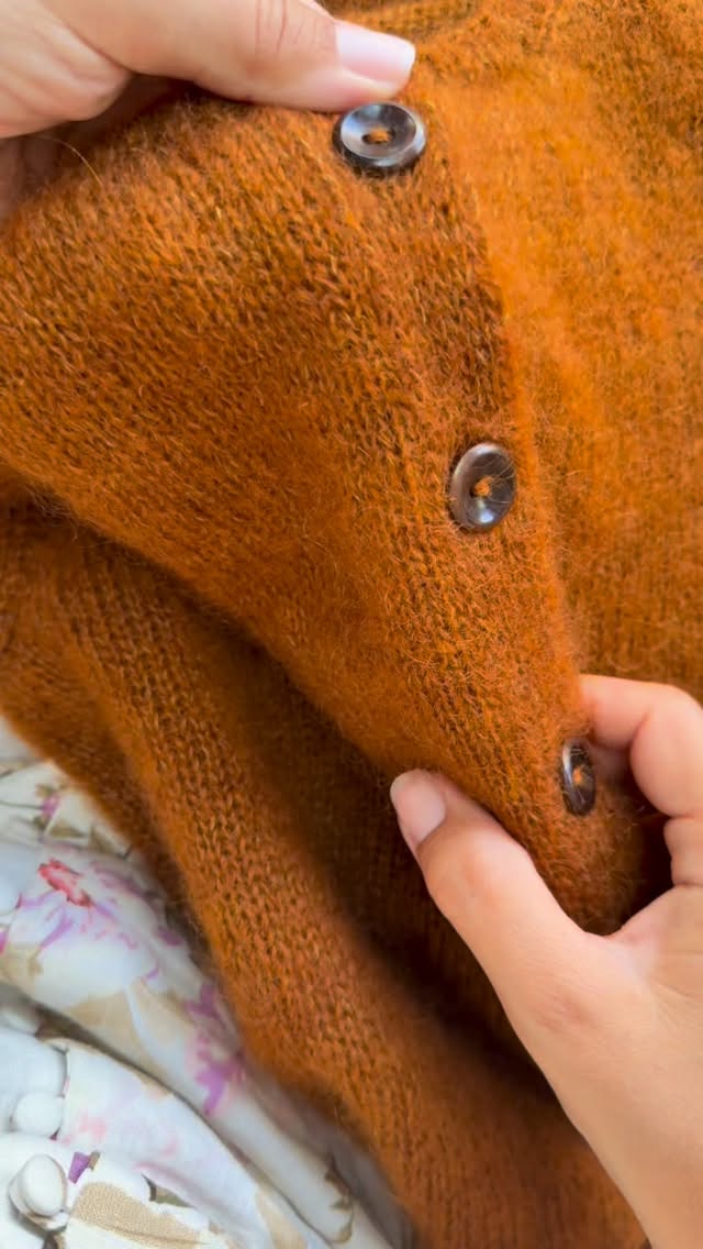 Lorsque je couds mes boutons sur un gilet je ne coupe pas le fil entre chaque. 🧵 Je le fais suivre entre chaque boutons et c’est encore plus facile avec une bande de jersey double comme ici sur Cezanne.
🐿️ Retrouvez La Fiche tricot en 10 tailles en français et en anglais sur Ravelry et www.AtelierEmilie.com
Fils . @yarnbysimone
.
.
#atelieremilie #ateliermiliedesigns
#knitting #knitweardesigner #mohairaddict
#tricotété #summerknitting
#tricot #strikk tricot #jeportecequejetricote
#cezannebyae #cezannebyae