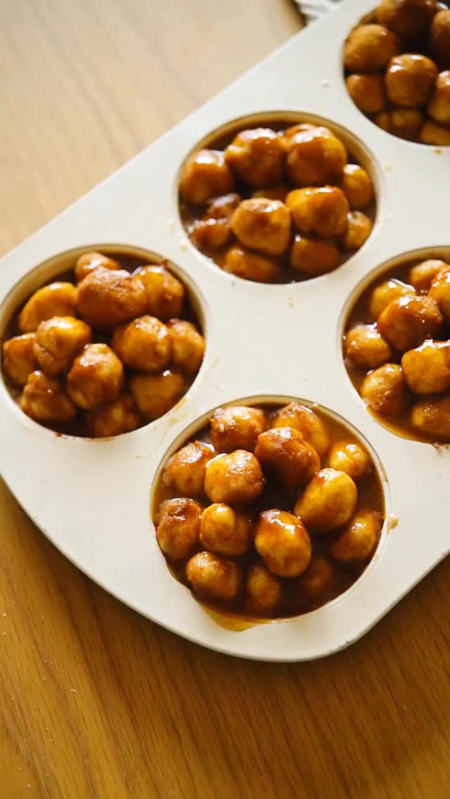 My top FIVE fall sweets 🥞🍂 (vegan)
1. Caramelized Pecan Monkey Bread Minis
2. Cardamom Buns (Kardemummabullar)
3. Danish Apple Cake (Æblekage)
4. Pumpkin Pancakes with Cinnamon Butter
5. Caramel Apple Crumb Bars
All recipes can be found on my blog: ashleyupnorth.com 🫶
#veganbaking #fall