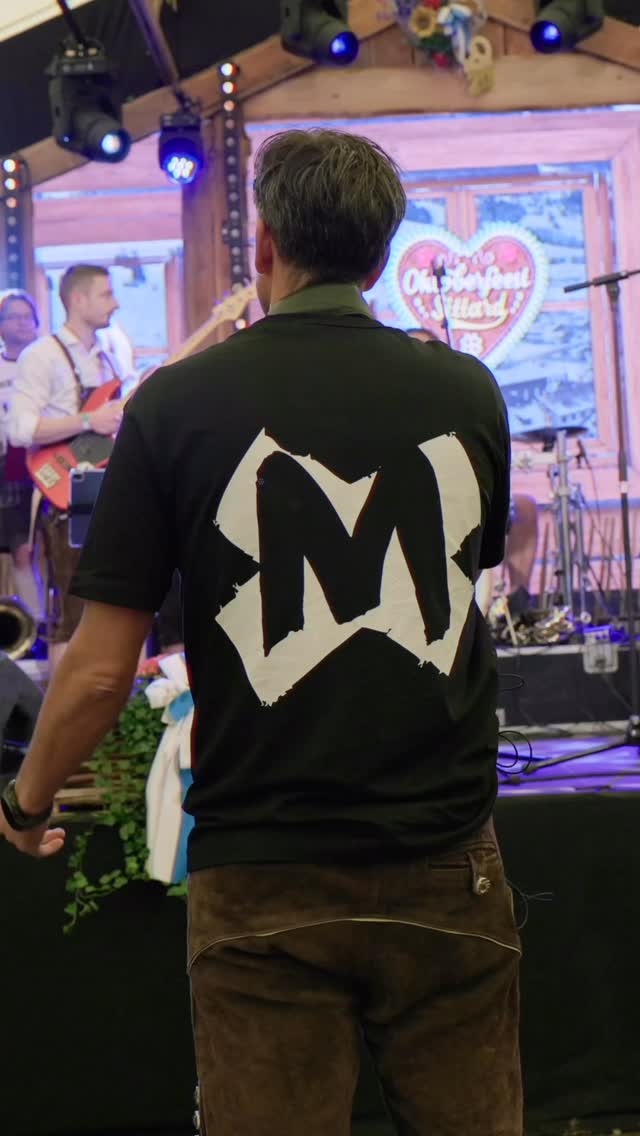 ๐ฅ๐ Sneak peek! Major Tom โ Vรถllig Losgelรถst ๐๐ฅ
We hebben een gloednieuwe clip opgenomen van โMajor Tom (Vรถllig Losgelรถst)โ en hier is alvast een voorproefje! De volledige video gaat zaterdag om 10:00 live op YouTube (link in bio). Zet je reminder! ๐
Met 20+ liveblazers, opzwepende beats en Duitstalige feestknallers (plus Kรถlsche klassiekers) zetten we elk podium van Limburg tot Duitsland op zโn kop. Wil jij jouw feesttent, festival, zitting, Oktoberfest of dance-event laten ontploffen?
๐ DM voor boekingen & beschikbaarheid. Dank voor alle support โ volg ons voor meer previews en releases! โค๏ธ
#Miserabel #MajorTom #VรถlligLosgelรถst #YouTubePremiรจre #SneakPeek #BrassPower #PartyBand #Feestband #20PlusBlazers #DuitseFeestcultuur #Querbeat #Druckluft #Faaschtblรคnker #KรถlscheVibes #Oktoberfest #LimburgLeeft #Heerlen #EventPlanner #BoekOns #brass #brassband #miserabelband