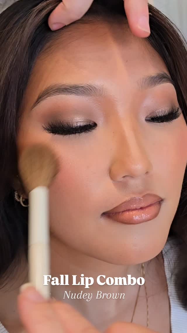 My current fave nude lip with a touch of mocha!
Liner @colourpopcosmetics BFF3
Lipstick @maccosmetics Honey Love
Gloss @rokaelbeauty Whippled Lip Oil Lucero
@nzuber 💋
@herbeauteatelier
@faridaglams
#lipgloss #lipcombo #softglam #makeuplook #makeupartistworldwide #makeupartist #nudelip