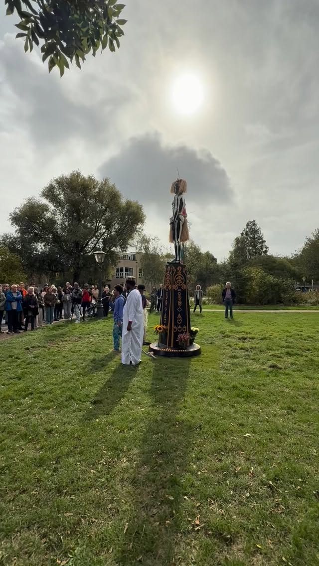 Standing beside my sculpture “Babalú Ayé” in Leiden’s Singelpark, I found myself deeply moved while listening to the powerful spoken word of @de_joshua_snijders. His words echoed through the garden, weaving seamlessly with the spirit of the work — pain, healing, resilience. It felt as if Babalú himself was listening, breathing through every verse. I thought about how language, rhythm, and art can share the same pulse, carrying the weight of ancestry and rebirth.
A moment where voice and sculpture met, both speaking of what has been endured and what continues to live.
#BabalúAyé #SingelparkLeiden #SpokenWord #ArtAndSpirit #FréCalmes #ProyektoTres #healingthroughart