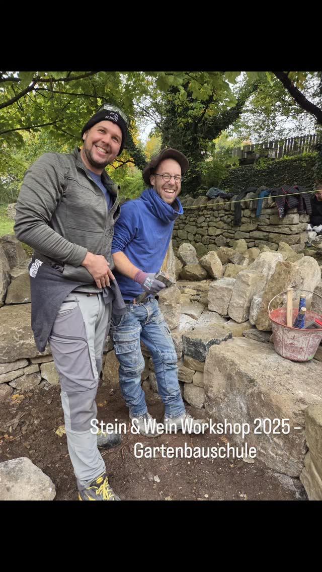Stein & Wein Workshop 2025 – Gartenbauschule
Projekte mit internationalen Teilnehmern.
🇦🇹 Österreich 🇰🇷 Südkorea 🇧🇪 Belgien
🇫🇷 Frankreich
🇩🇪 Deutschland 🇱🇺 Luxemburg 🇧🇬 Bulgarien 🇮🇪 Irland 🇬🇧 England
Lernen und Austausch-
Stein verbindet.
www.inngaerten.at
#inngaerten #galabau #gartenbau #gartendesign #gartenideen #gartenpflege #bepflanzung #pflegeleichtergarten #naturgarten #staudenbeet #gartengestaltung