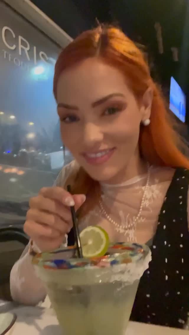 I was cleaning out my phone and found the videos of this awesome night when @kandelafl was celebrating 3 years in Naples.
It was such a fun night!
I got to try out the @bosscalmezcal , had a blast with the dancers and the DJ even played a couple Brazilian songs for me.
Thank you @jessie.doza for the invite. 🫶
🇧🇷🇧🇷🇧🇷
Estava limpando meu celular e encontrei os vídeos dessa noite incrível quando o @kandelafl estava comemorando 3 anos em Naples.
Que noite divertida!
Tive a oportunidade de experimentar o @bosscalmezcal, me diverti muito com os dançarinas e o DJ até tocou algumas músicas brasileiras para mim.
Obrigada, @jessie.doza, pelo convite. 🫶