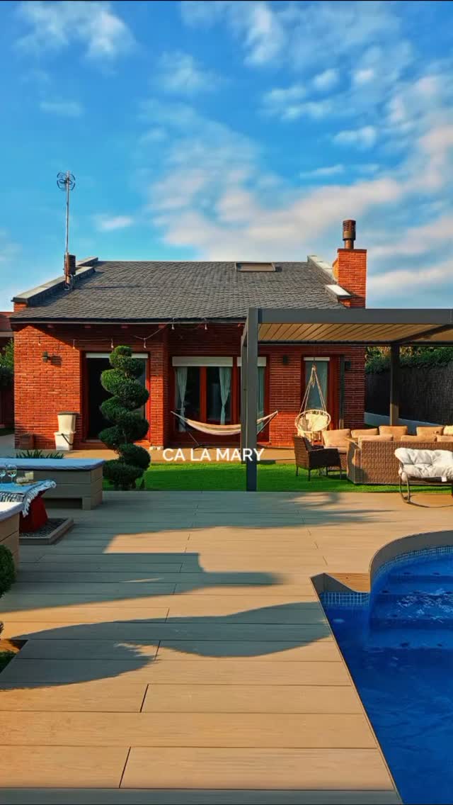 El sol despierta el verde, el agua y la calma.
La noche enciende las luces, el vino y las conversaciones.
Ca La Mary vibra en cada hora del día y siempre invita a quedarte un poco más. ✨
🫶🏼 ¿Te gustaría vivirlo?
Escríbenos y reserva tu próxima escapada.
#CaLaMary #vidreres #slowliving #casaconencanto #escapadacostabrava #slowlife #naturalezaycalma #casavacacional #Girona