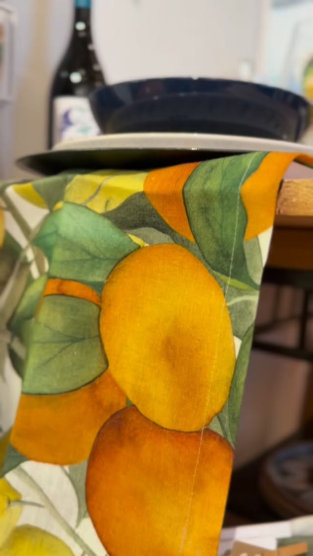 🍁 Cene d’autunno, luci soffuse, profumo di buono e una tavola che racconta stile e accoglienza.
La collezione Tivoli Villa D’Este è un invito a rendere ogni cena un piccolo evento, dove il design incontra la convivialità.
🍽️ Piatti dai colori avvolgenti e forme armoniose che scaldano l’atmosfera!
Vieni a scoprir al Maravigghia Hub e lasciati ispirare dalla bellezza delle tavole d’autunno 🍷
Scopri anche su www.maravigghiaforsicily.com
📍Via Giovanni Meli, 53
Palermo
Orari 9-13 / 15-19
#maravigghiahub #tivolivilladeste #autunno #tavoladacasa #designitaliano #homedecor #tableware #cenediautunno #stileitaliano