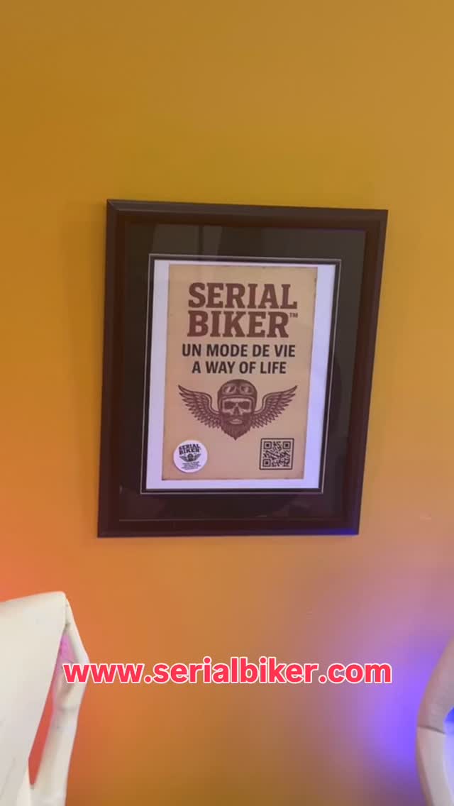 🎙️ Enregistrement du Podcast Serial Biker™ x 10000 Dots Tattoo
Un grand merci à Léo, fondateur et propriétaire de 10000 Dots Tattoo, pour son accueil chaleureux et cette belle rencontre entre deux univers faits de passion, d’art et de liberté.
Quand un tatoueur et un motard se croisent, ça donne plus qu’un podcast, ça donne une conversation vraie, entre deux créateurs qui tracent leur route, sans détour.
Merci pour l’énergie, le respect et la complicité naturelle qu’on a sentie tout au long du tournage.
Ce n’est que le début d’une belle collaboration entre deux esprits libres. 🤘
Serial Biker™ – Un mode de vie / A way of life.
#SerialBiker #Podcast #10000DotsTattoos #Freedom #RoadCulture #Art #Authenticity #Brotherhood