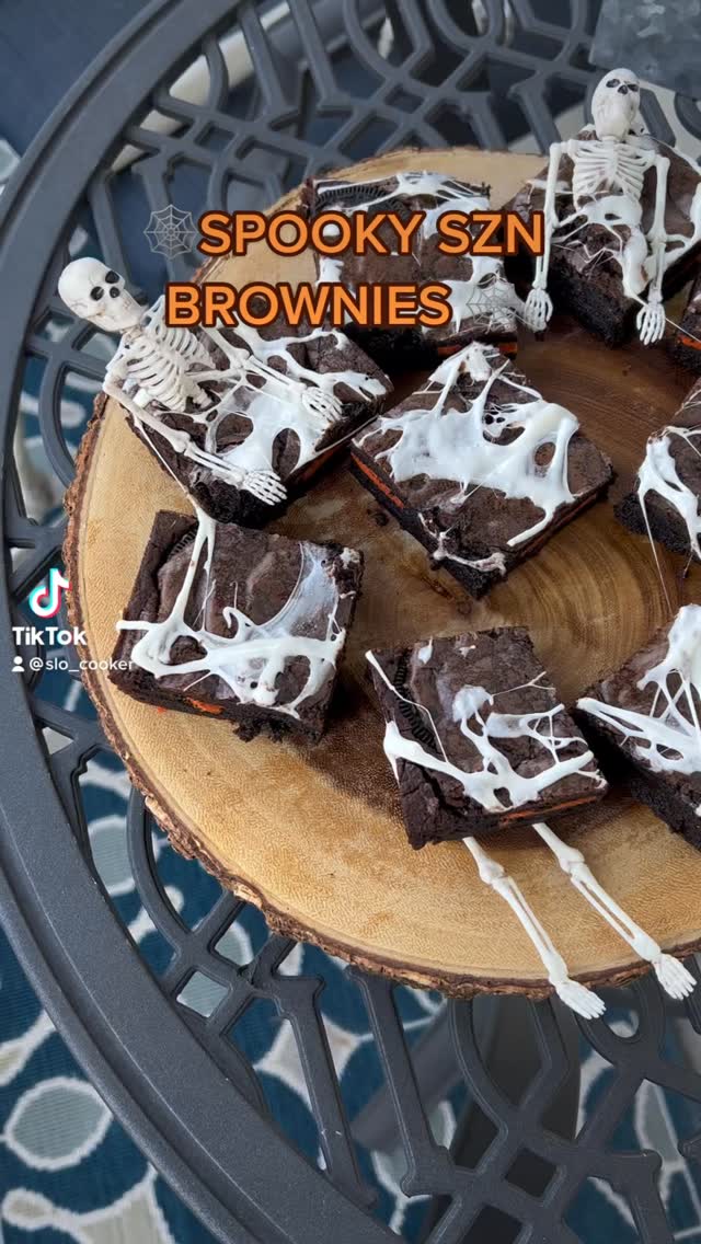 Spooky SZN Brownies 💀 👻 Some simple upgrades to boxed brownie mix to make your brownies so spooky this season! #spooky #spookyszn #brownies #dessert #sweets #chocolate #halloween #halloweentreats #trickortreat #october #spookyseason #food #cooking #homemade #deliciousfood