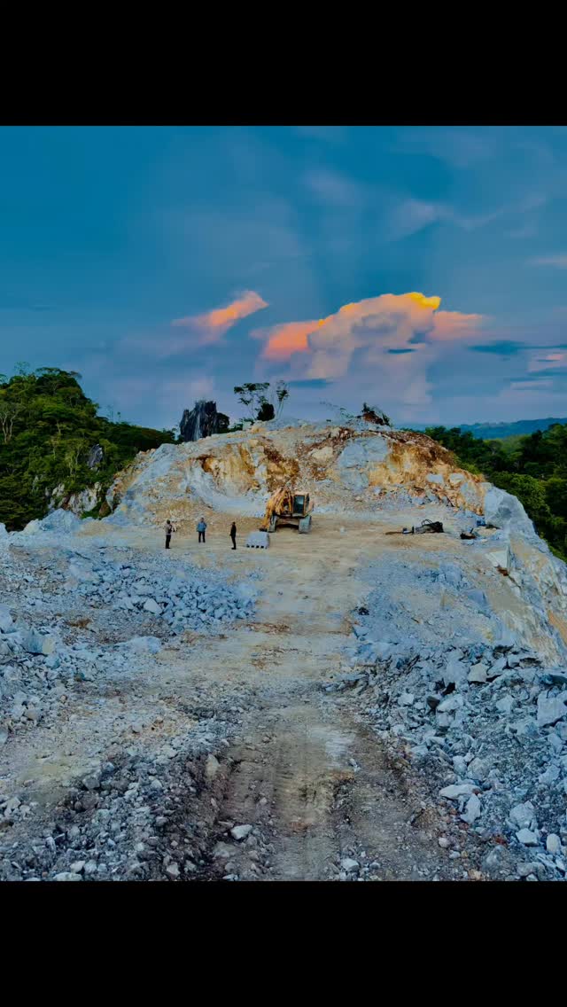 😍😍 Días de trabajo que enamoran en Caldas 😍😍
#MineriaASocieloAbierto #MineriaResponsable
#mineriacolombia
#Antioquia #exploracionminera #vetamining #maquinariapesada #minería #agregados #construccion