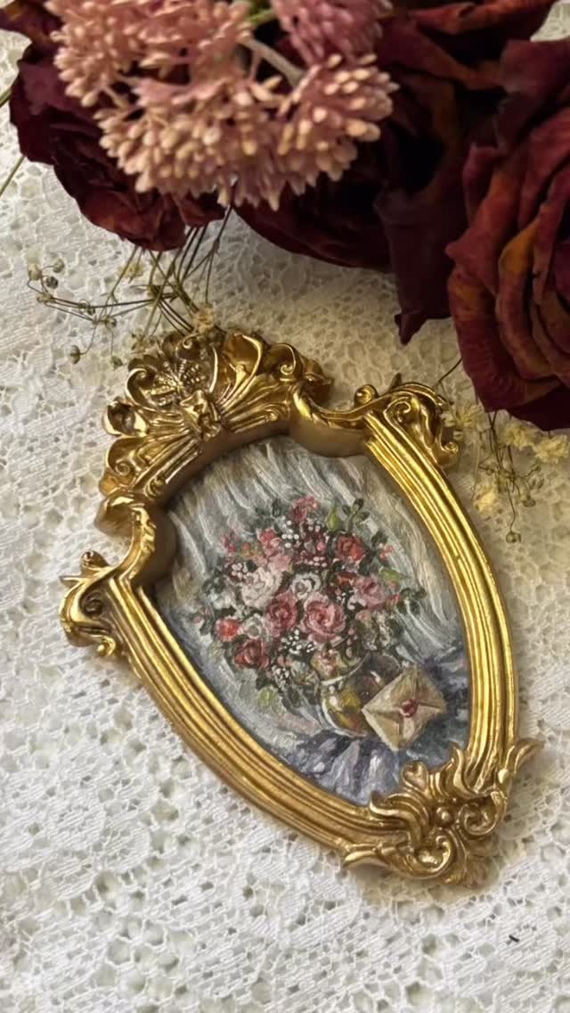 Hi! These are the last three left of my collection: “Courted by a king” in an ornate resin frame, oil on paper. One is mini, and the other two are about 2x3-ish. Type “Claim” in the comments with the piece that you want! If you have been eyeing a piece, DM me!
-“Love note with pink bouquet” $90.00
-“Moonlit bouquet” $90.00
-pocket watch still life $45.00
#miniart #vintageinspired #vintagestyleart