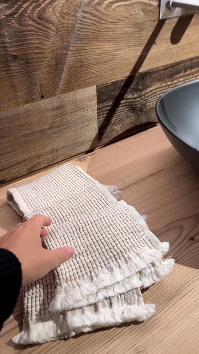 Die Blätter draußen strahlen in wunderschönen herbstlichen Farbtönen. 🍂🍁
Diese warmen Nuancen hat unsere Lernende Giulia als Inspiration für ihr Moodboard gewählt. ✨