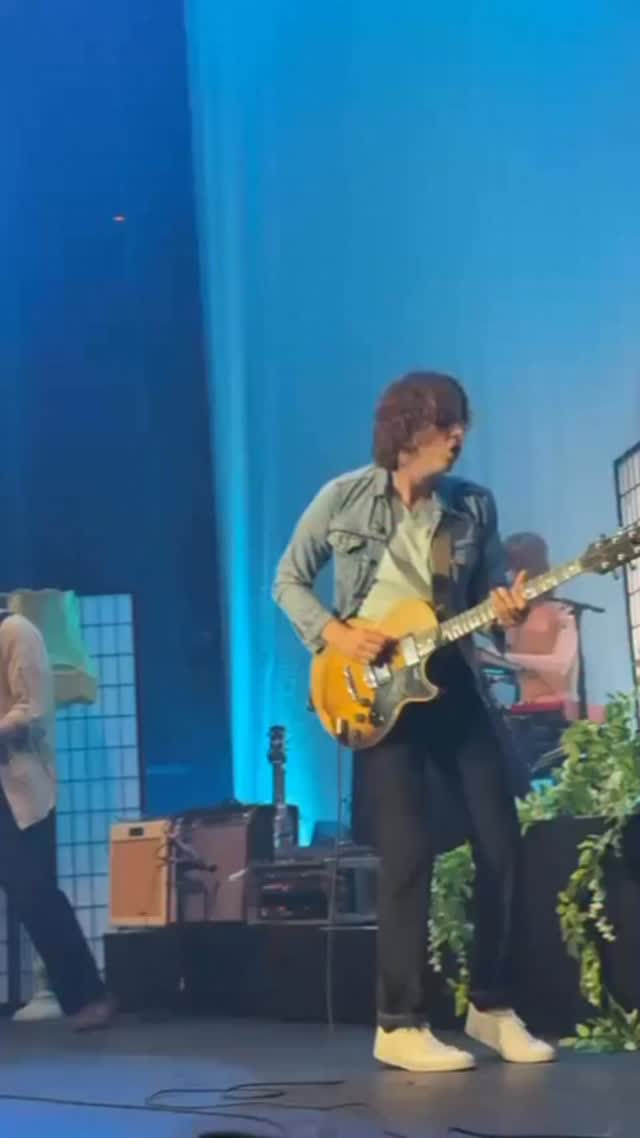 The outro to our track ‘F.O.B.F’ (fuck or be fucked) from Planet Nowhere back at Roundhouse earlier this year. One of my favourite Razorlight gigs to date.
#razorlight #livemusic #gig #indiemusic