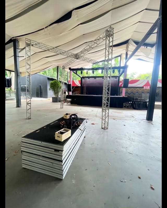 🚀 Acompanhe de perto como nasceu esse espetáculo!
Do zero ao palco completo! 💪
Confira o passo a passo da montagem do nosso palco 360°, com um painel de LED curvo formando um círculo perfeito ao redor dos artistas. 🔄✨
Tecnologia, precisão e muita dedicação pra entregar impacto visual e experiência única em cada projeto.
Aqui, cada detalhe faz a diferença!
💡 Avancini Eventos — inovação, qualidade e estrutura completa em locação audiovisual.
#AvanciniEventos #painelled #PainelCurvo #palco360 #MontagemDeEvento #backstage #Eventos #ShowAoVivo #Pagode #Inovação #Audiovisual #SomELuz #paineldeled #LocaçãoAudiovisual #Tecnologia #producaodeeventos