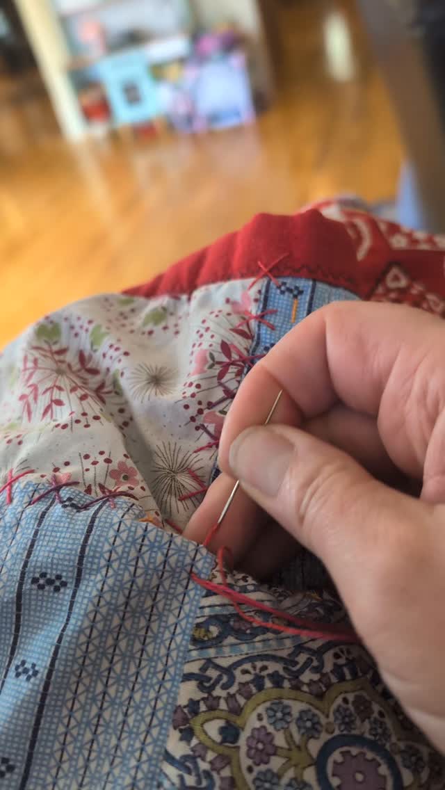 Lots of asynchronous quilting slash stitching over here & I love it so much. My auntie would've hated it, I'm fairly certain. Although she wouldn't have said it. I miss her. @mawgaw4 #imperfectlybeautifulstitches #xstitch #runningstitch #stitchingwhenitsfun #quiltyfun #asynchronousquilting #