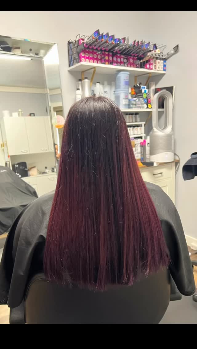 Different lighting have different outcome. Where are my luxe red hair gents and ladies at??
.
.
.
#redhair #hairstylist #haircolor
#marinathebeautybff #thebeautybffsalon
#matthewrobertsalon #beauty #asianhair
#redhaircolor