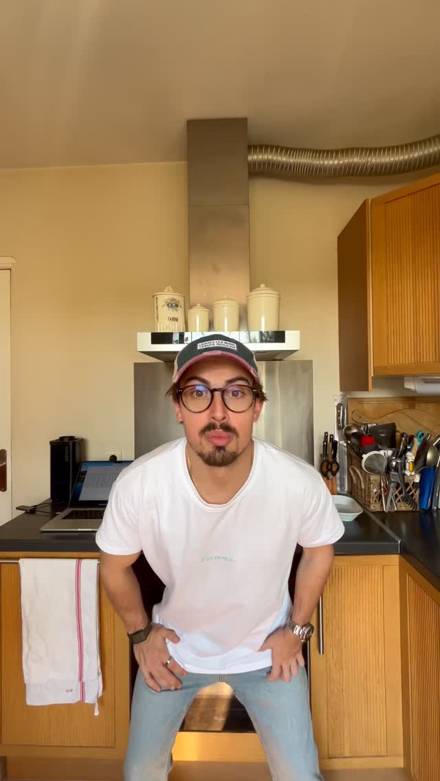 GEAR & SETUP, ep 01 - WHY DO I USE KAFFELOGIC NANO 7?
Parce que chez Diviso Coffee, chaque gramme compte.
Je travaille sur des micro-lots de 100 à 150g, torréfiés sur un Kaffelogic Nano 7 : une petite machine qui permet de tout contrôler avec précision.
🌡️ Contrôle total de la température, du flux d’air et du développement aromatique.
💻 Avec le Kaffelogic Studio, je crée, teste et reproduis mes profils à l’identique.
🔁 Et avec le Boost Kit, je peux aller jusqu’à 200g par session de torréfaction sans perdre en cohérence.
Chaque profil, chaque courbe, chaque cupping m’aide à comprendre un peu plus le langage du café. jusqu’à créer une torréfaction signature fidèle à ce que je veux exprimer :
1️⃣ Équilibre
2️⃣ Claireté
3️⃣ Honnêteté
☕ Le Nano 7 n’est pas juste une machine.
C’est mon traducteur entre la science et le goût.
#onecupatadiviso
#roasting #kaffelogic #coffee #coffeeaddict #specialtycoffee #startup #buildinpublic