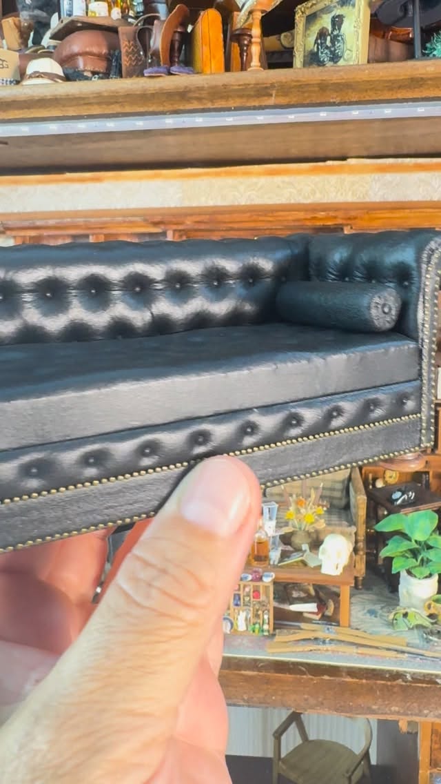 Stunning tufted leather Chesterfield sofa by the wildly talented Gail Steffey in 1:12 scale is featured in my latest estate auction of fine art and quality crafted dollhouse miniatures happening this weekend starting on Sunday at 7 PM Eastern time in my eBay store. This assortment comes from a (collector) in the Northeast, who is looking to downsize and part with some of her awesome pieces. There’s a link in my bio to preview more of pieces in the sale and to sign up for my newsletter so you never miss updates on my latest estate options and other event events.#swoon