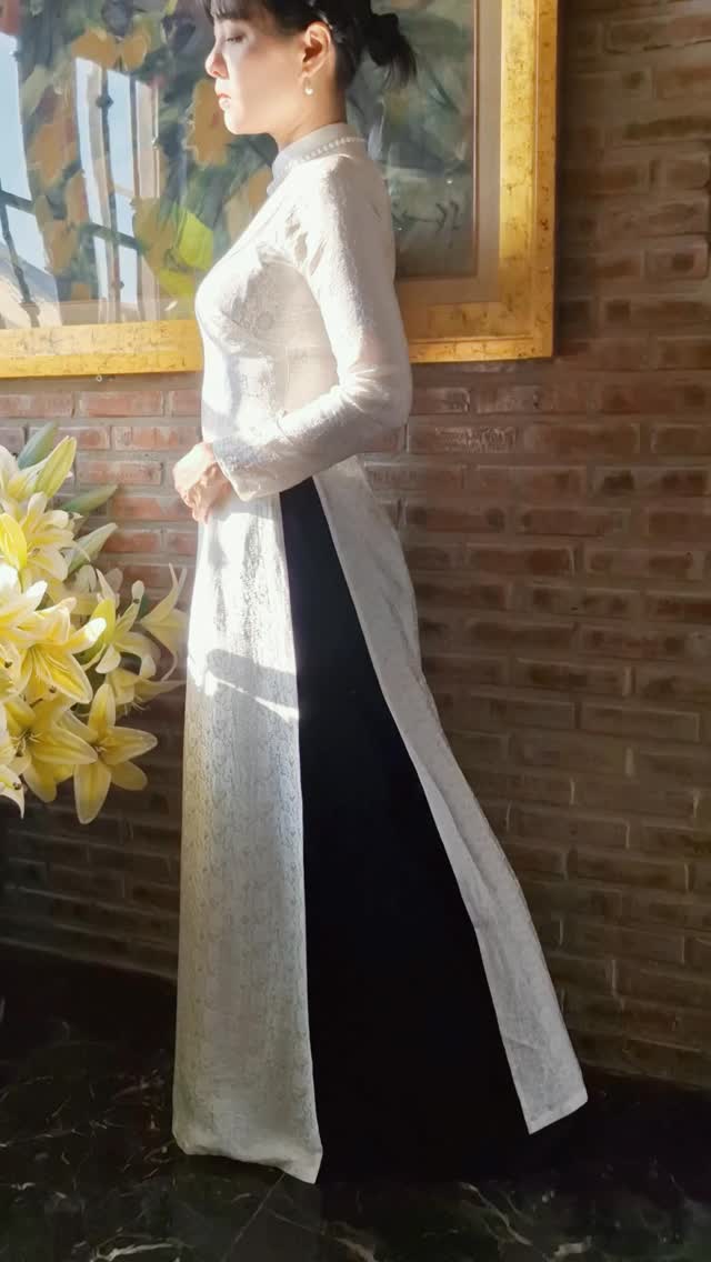 Áo dài lụa tơ tằm dáng ôm truyền thống với tà áo được may dài hơn thông thường, giúp làm tăng thêm độ thướt tha cho áo💗💯
#aodaitruyenthong #aodaithietke #aodaivietnam #taycraft