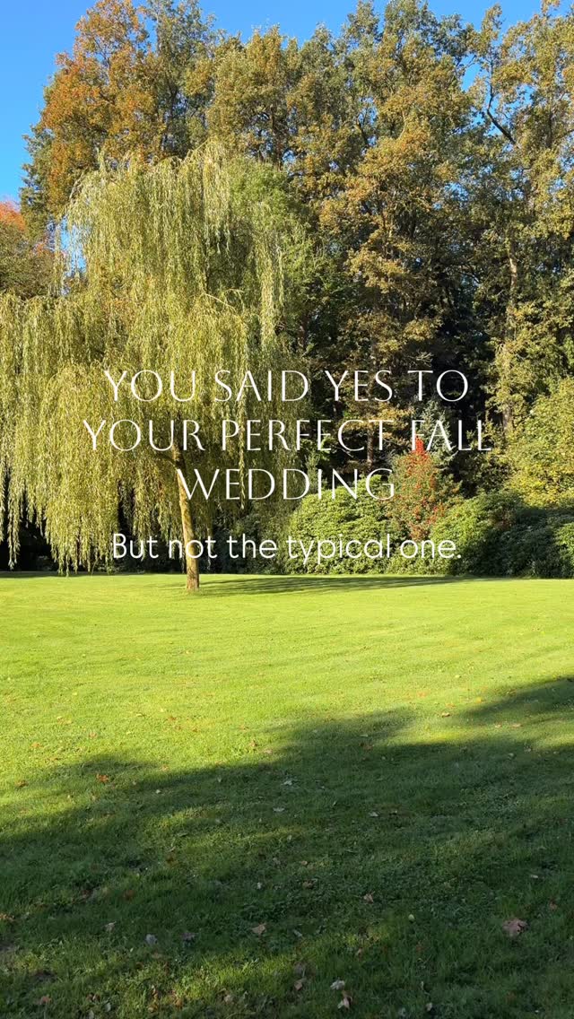 Christin & Marc | 18.10.2025
Ich muss ganz ehrlich mit euch sein - für mich persönlich ist das hier der schönste Ort für freie Trauungen. Ich durfte in der @bullmuehle in diesem Jahr vier freie Trauungen gestalten und immer, wenn ich hier ankomme, bin ich hin und weg von diesem Ort.
Diese wunderschöne Wiese, dazu diese unglaublich beeindruckende Weide, deren Blätter sich sanft im Wind bewegen. Daneben der See. Ich glaube schöner geht’s nicht. So idyllisch und abseits gelegen. Ich liebs hier.
Und die Trauung am Wochenende war einfach ein Traum. Schöner könnte eine Herbsthochzeit nicht sein. Das Wetter war einfach perfekt und ich habe dieses monochrome Farbkonzept mitten im Herbst so sehr geliebt.
Als Christin mir die erste Mail mit ihren Vorstellungen schrieb wusste ich - ich bin verliebt in das Konzept 🥹
Ich hab sofort verstanden was die beiden sich vorstellen und ihre Vision Realität werden zu lassen, hat einfach nur Spaß gemacht.
Content Creation: @rosenbaumweddings
#weddingstyling #weddingflowers #luxurywedding #luxuryweddings #luxuryweddingflowers #modernwedding #classicwedding #hochzeitsblumen #hochzeitsdeko #dekoverleih #weddingdesign #tischdekohochzeit #tischdeko #hochzeitsdekoration #weddingdecor #dekomieten #blumendeko #destinationwedding #brautstrauß #brautstrauss #hochzeitsfloristik #hochzeitsinspiration #hochzeitsideen #hochzeitsinspo #hochzeit2025 #weddinginspiration #weddingideas #glamorouswedding