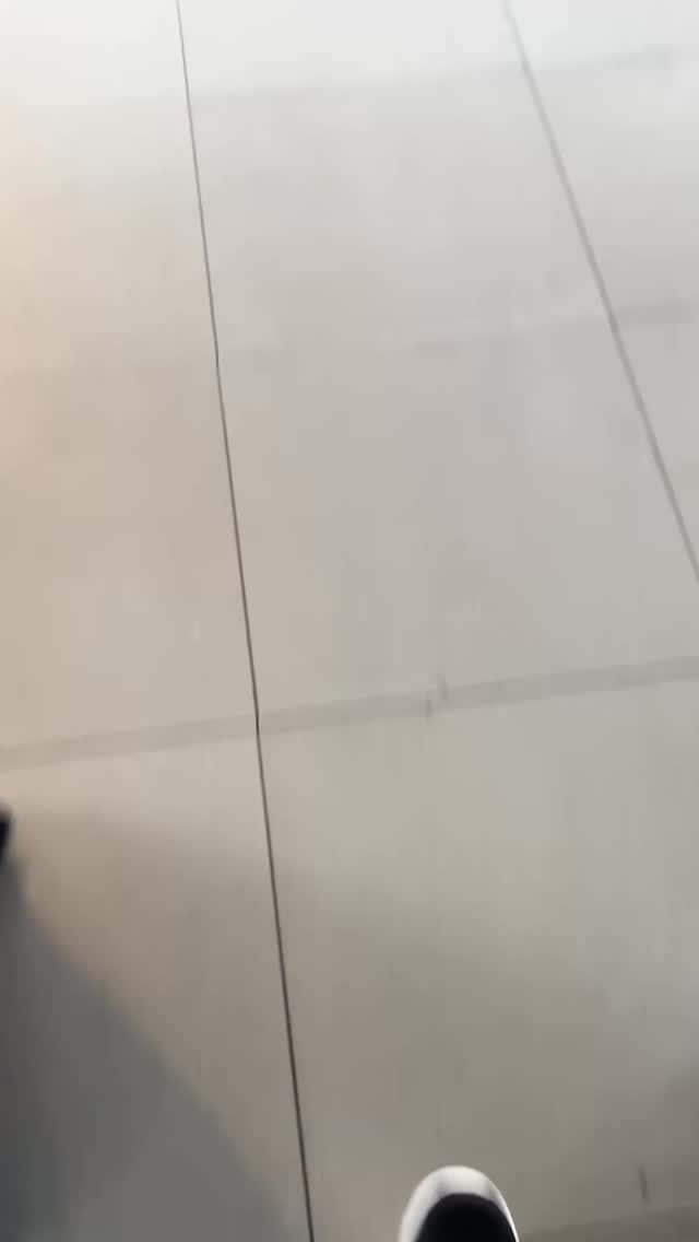 VIDEO BLOG · Sesión de Retrato 🎹📷
Hoy hemos vivido una experiencia brutal con los alumnos del curso de Retrato en @solson_studio (Madrid), junto a dos músicos increíbles: @nicolas_margarit y @shinyoung__lee
El ejercicio de hoy consistía en algo tan sencillo como intenso:
⏱ 6 minutos por alumno para dirigir, comunicar, componer y retratar al pianista. Solo 6. Ese era el reto. Y lo más bonito de todo es ver cómo, con el mismo lugar y el mismo rostro delante… cada mirada construye una fotografía completamente distinta. 🤯
Además del retrato dirigido, trabajamos también el retrato ambiental, buscando ese diálogo entre:
🎹 la pianista,
🏛️ el piano y el espacio,
📸 y la intención del fotógrafo.
Un gesto, una luz, un silencio… y de repente, aparece la imagen.
Ha sido una sesión preciosa, llena de ritmo, concentración, escucha y creatividad. ❤️
Gracias a especialmente a Nicolas y Shinyoung por su entrega, su presencia… y por inspirarnos tanto. 🙏✨
Seguimos creando. Seguimos aprendiendo.
Nos vemos en la próxima sesión.
#iconoescuela #retratos #sesiondefotos #fotografiacreativa #pianista #fotografiaenmadrid #retratoambiental #fotoclase #fotografiadeautor #behindthescenes