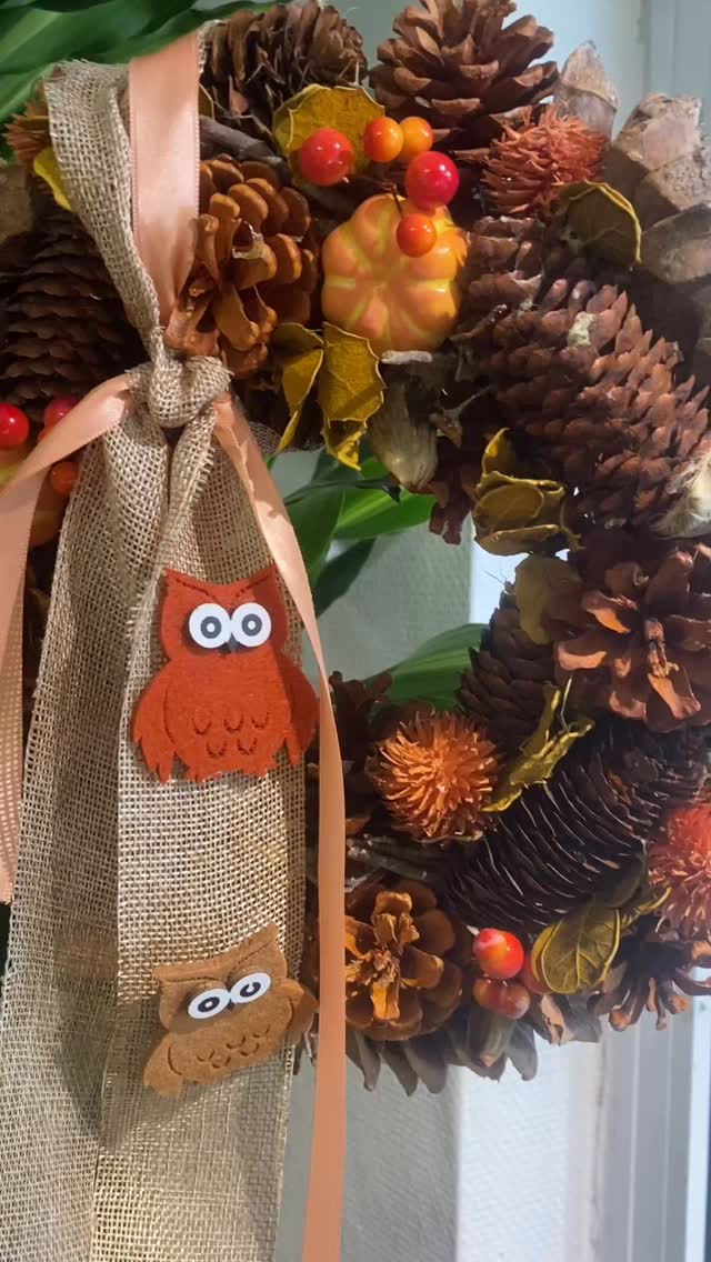 :
⸻
🍂 Couronnes d’automne 🍂
Les couleurs chaudes, les feuillages dorés, les petites touches de nature…
Nos couronnes d’automne apportent instantanément une note chaleureuse à votre intérieur ou à votre porte.
À suspendre, à offrir ou à s’offrir, elles célèbrent la beauté de la saison et transforment chaque espace en cocon de douceur. 🍁✨
🎁 Un cadeau parfait pour dire “je pense à toi” ou simplement pour se faire plaisir.
👉 Découvrez nos créations et laissez-vous envoûter par la magie de l’automne.